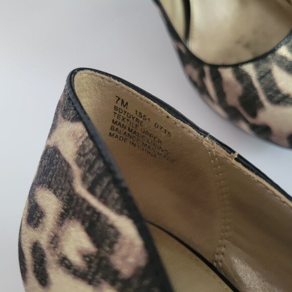 Leopard Print High Heel Pumps Womens 7M By Bandolino Textile Upper Black & Gold - Picture 4 of 8